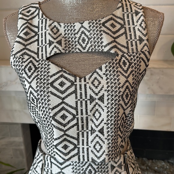 Quinn Geo Print Cutout Crop Top & Zippered Skirt Set Size Medium - Picture 3 of 15